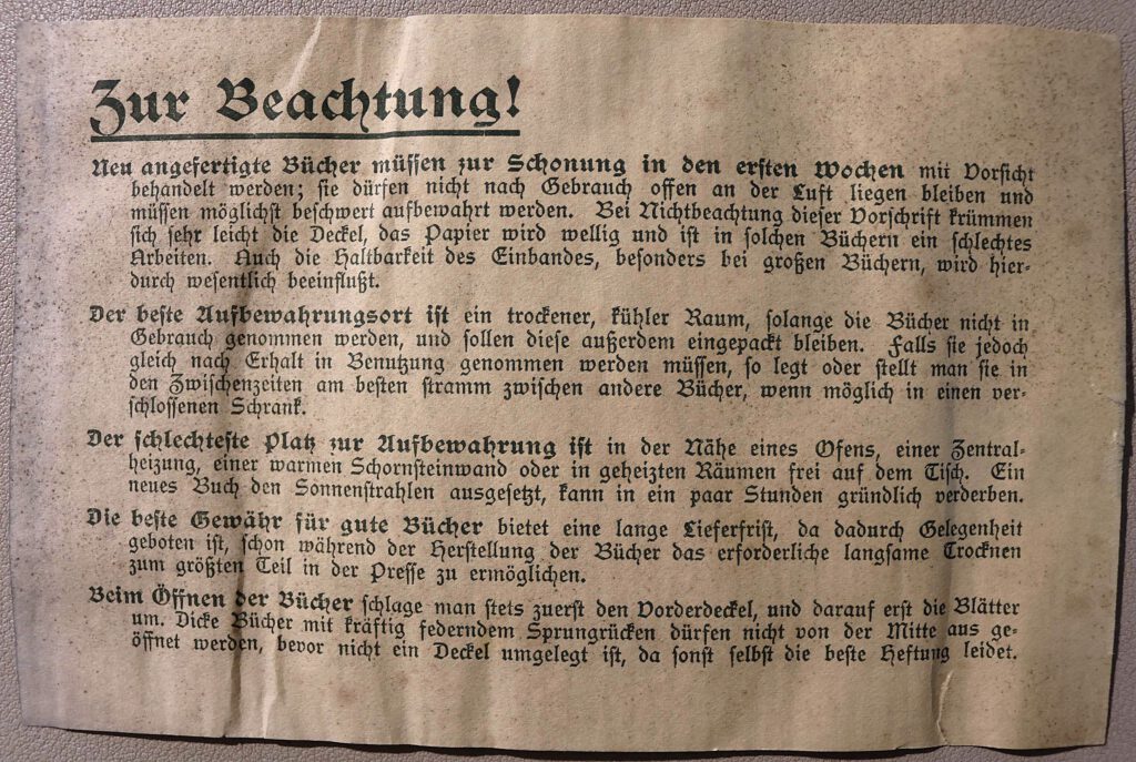 Zettel zur Buchpflege aus den 1920er Jahren in Frakturschrift
